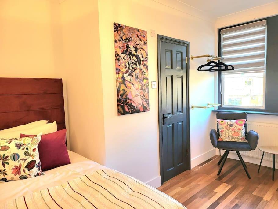 Spacious Six Bedrooms House By Sensational Short Lets & Serviced With 13 Beds, Free Parking, Free Wi-fi & Balcony Vakantiehuis Londen