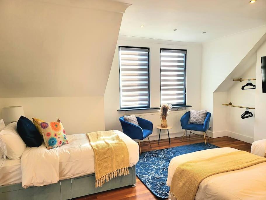 Spacious Six Bedrooms House By Sensational Short Lets & Serviced With 13 Beds, Free Parking, Free Wi-fi & Balcony Vakantiehuis Londen