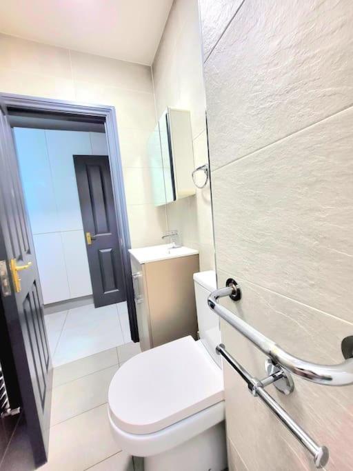 Spacious Six Bedrooms House By Sensational Short Lets & Serviced With 13 Beds, Free Parking, Free Wi-fi & Balcony Vakantiehuis *