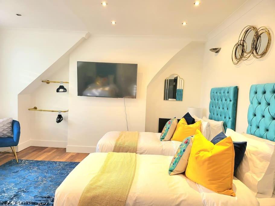Spacious Six Bedrooms House By Sensational Short Lets & Serviced With 13 Beds, Free Parking, Free Wi-fi & Balcony * Londen