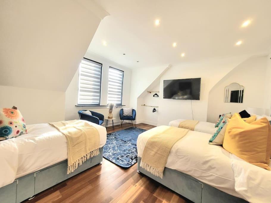 Vakantiehuis Spacious Six Bedrooms House By Sensational Short Lets & Serviced With 13 Beds, Free Parking, Free Wi-fi & Balcony
