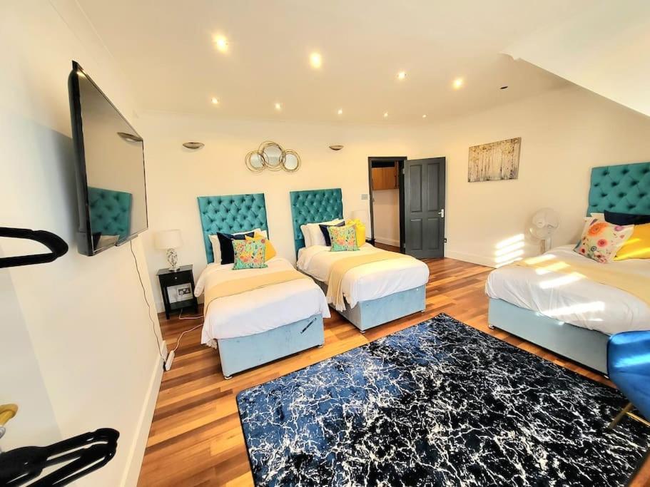 Spacious Six Bedrooms House By Sensational Short Lets & Serviced With 13 Beds, Free Parking, Free Wi-fi & Balcony Vakantiehuis *