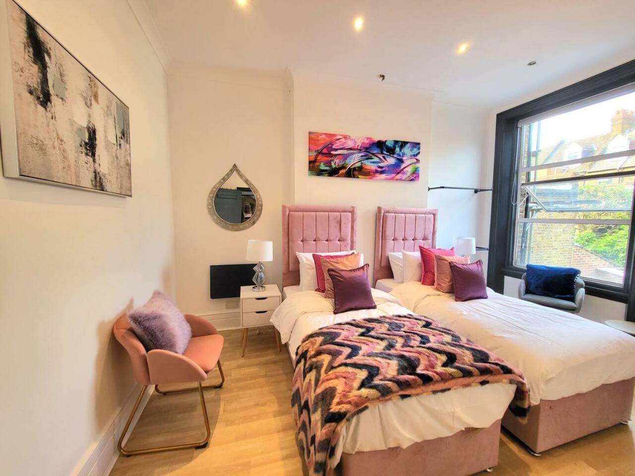 Spacious Six Bedrooms House By Sensational Short Lets & Serviced With 13 Beds, Free Parking, Free Wi-fi & Balcony Londen