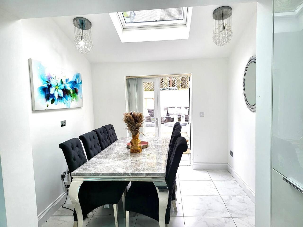 Vakantiehuis Spacious Six Bedrooms House By Sensational Short Lets & Serviced With 13 Beds, Free Parking, Free Wi-fi & Balcony *