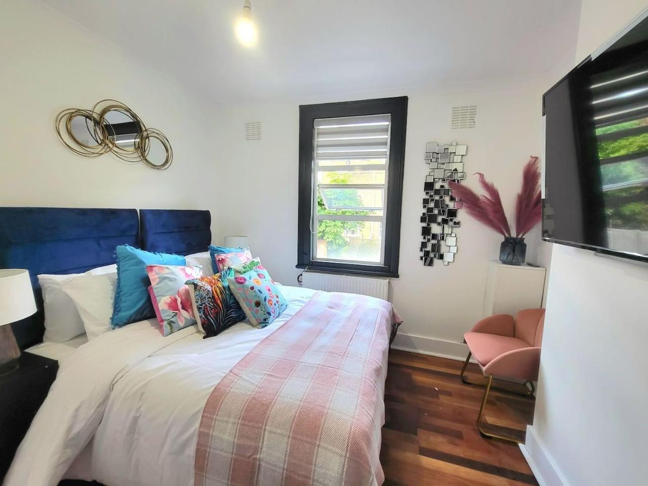 Spacious Six Bedrooms House By Sensational Short Lets & Serviced With 13 Beds, Free Parking, Free Wi-fi & Balcony Londen