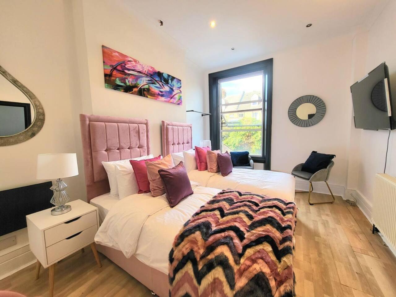Spacious Six Bedrooms House By Sensational Short Lets & Serviced With 13 Beds, Free Parking, Free Wi-fi & Balcony Vakantiehuis