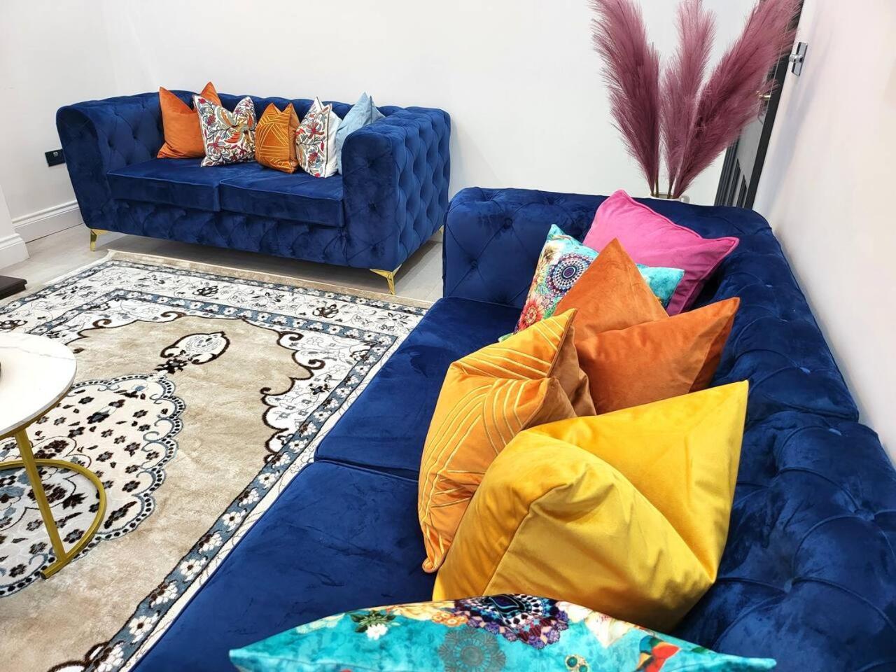 Vakantiehuis Spacious Six Bedrooms House By Sensational Short Lets & Serviced With 13 Beds, Free Parking, Free Wi-fi & Balcony *
