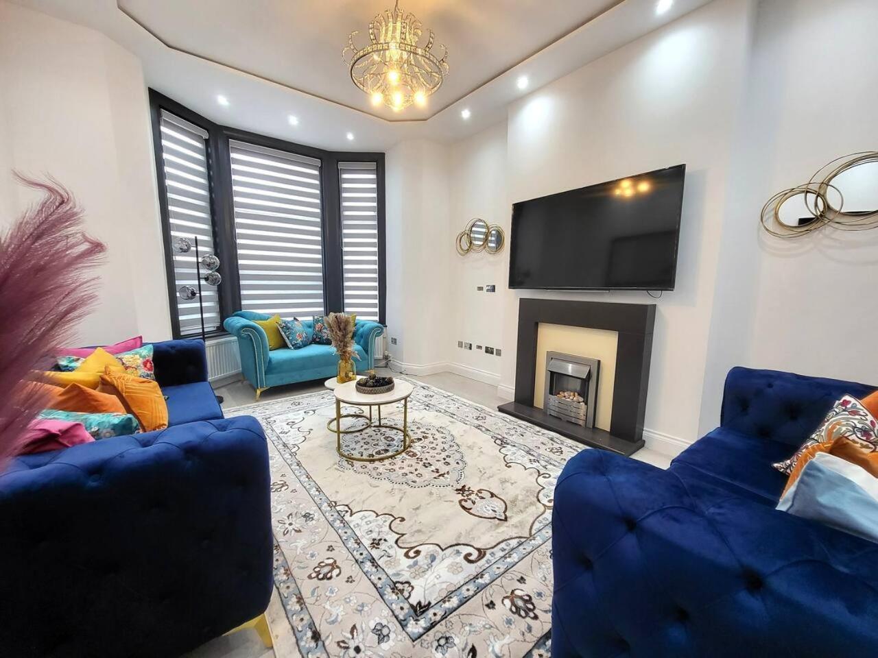 Vakantiehuis Spacious Six Bedrooms House By Sensational Short Lets & Serviced With 13 Beds, Free Parking, Free Wi-fi & Balcony *