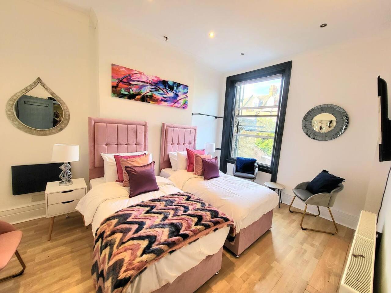 Spacious Six Bedrooms House By Sensational Short Lets & Serviced With 13 Beds, Free Parking, Free Wi-fi & Balcony Vakantiehuis *
