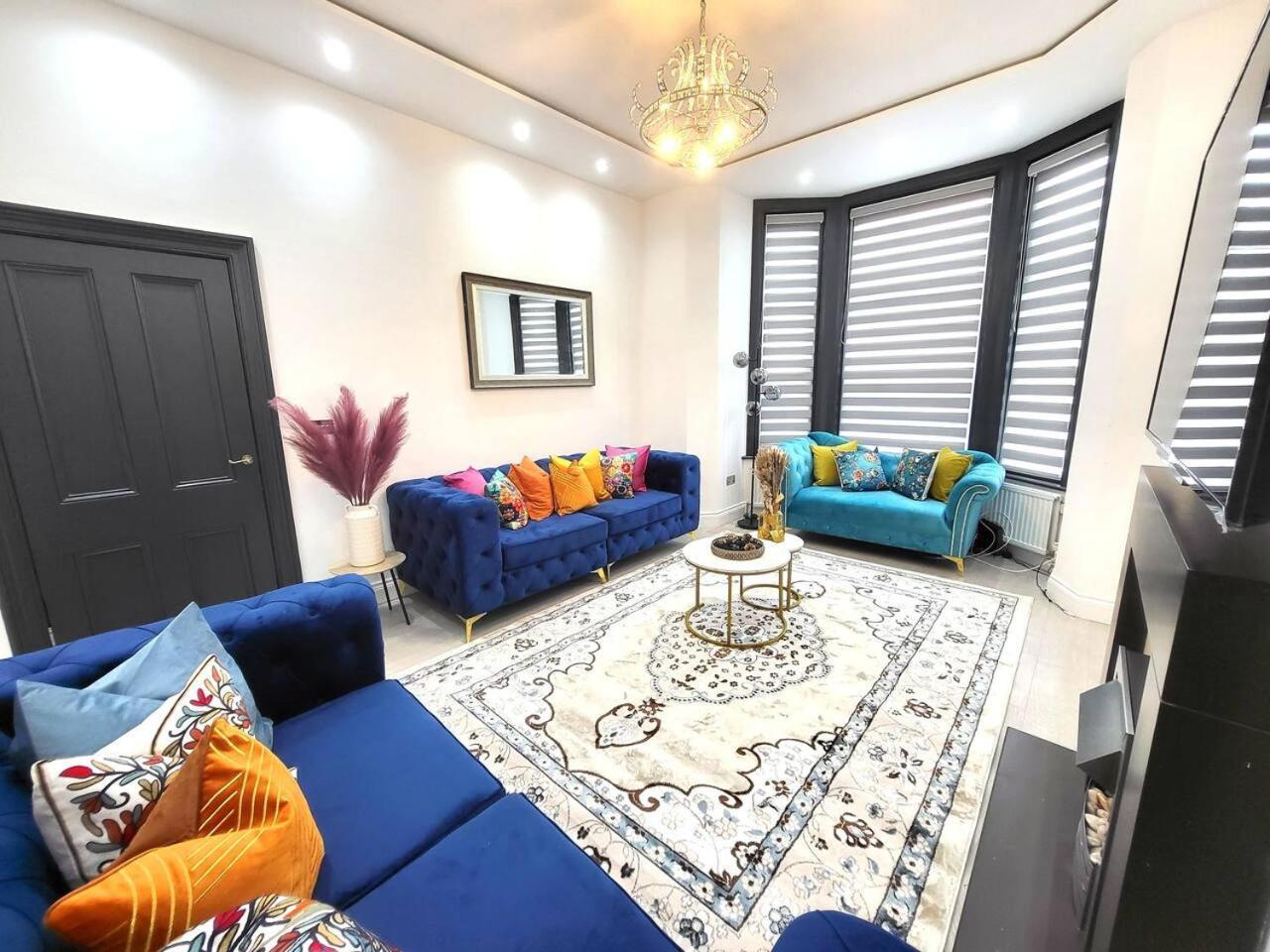 Vakantiehuis Spacious Six Bedrooms House By Sensational Short Lets & Serviced With 13 Beds, Free Parking, Free Wi-fi & Balcony Londen