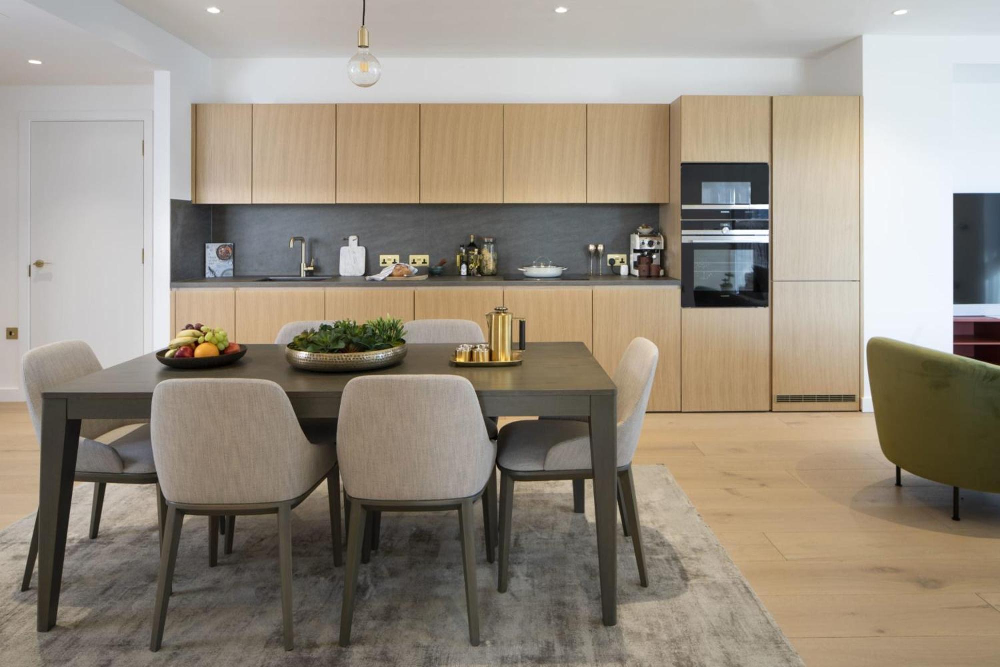 Modern At Enclave Located In Central * Londra