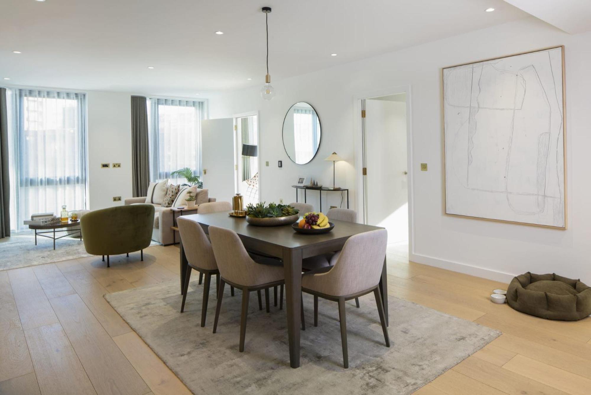 Modern At Enclave Located In Central * Londra