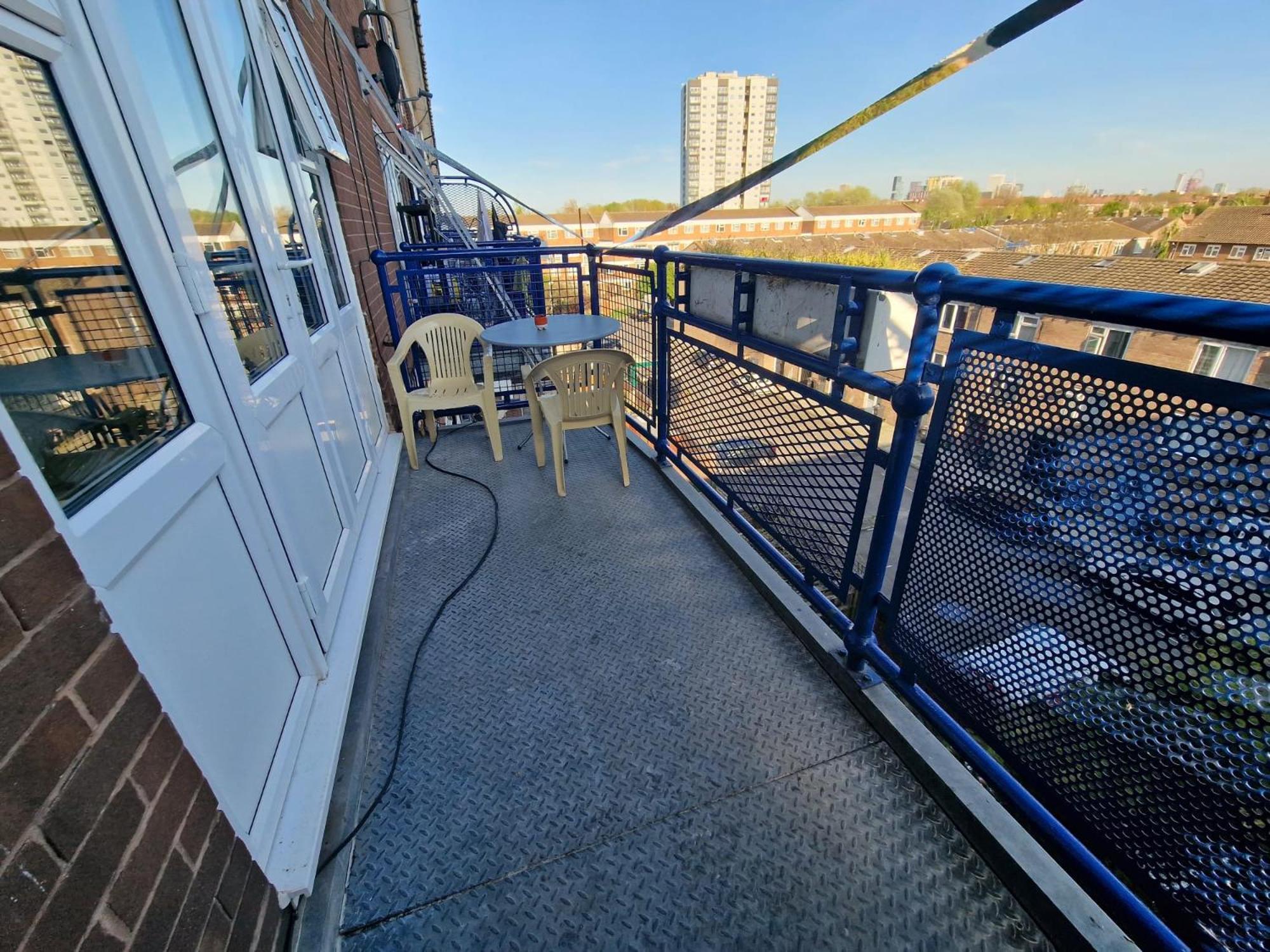 Large With Balcony Overlooking Guest house London