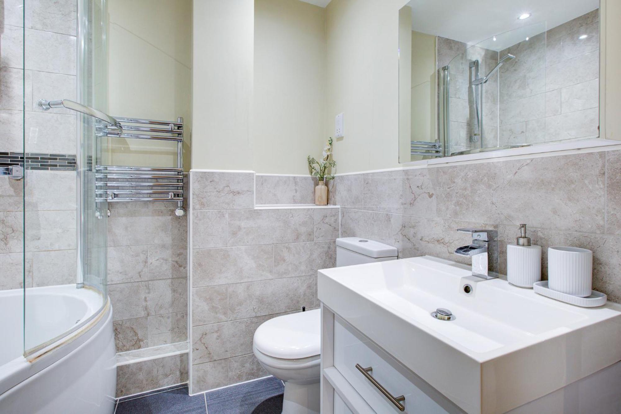 Spacious & Modern 2 Bed Sleeps 5 In Walthamstow
