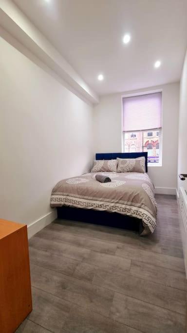 2 Bed Cosy Flat Close To Bus & Tube Station * Londen