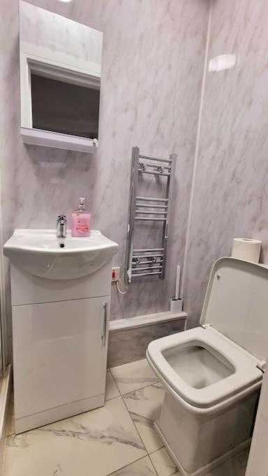 Appartement 2 Bed Cosy Flat Close To Bus & Tube Station *