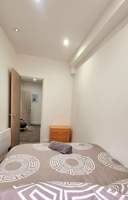 2 Bed Cosy Flat Close To Bus & Tube Station *