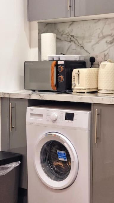 2 Bed Cosy Flat Close To Bus & Tube Station