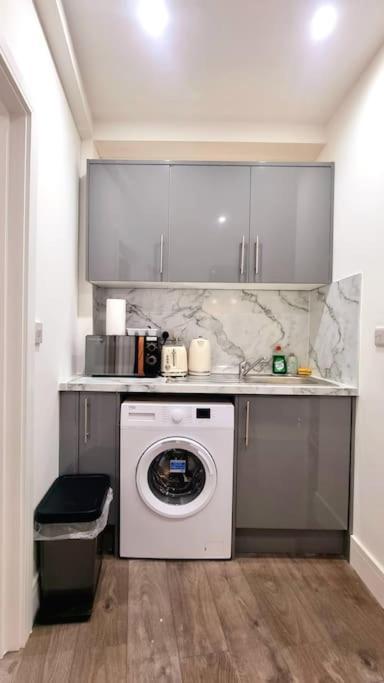 2 Bed Cosy Flat Close To Bus & Tube Station Appartement *
