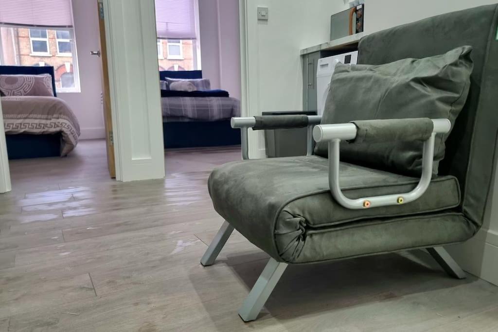 2 Bed Cosy Flat Close To Bus & Tube Station Londen