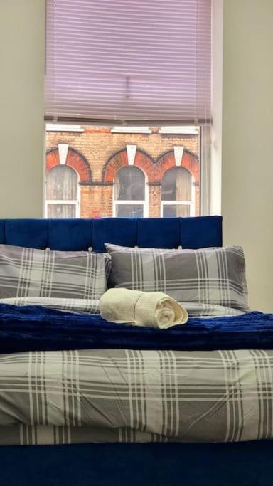 2 Bed Cosy Flat Close To Bus & Tube Station Appartement
