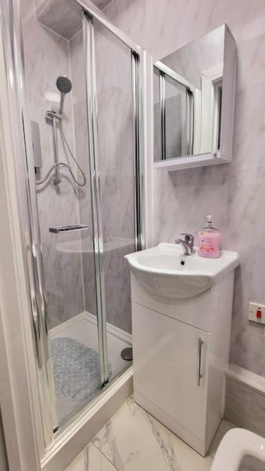 Appartement 2 Bed Cosy Flat Close To Bus & Tube Station