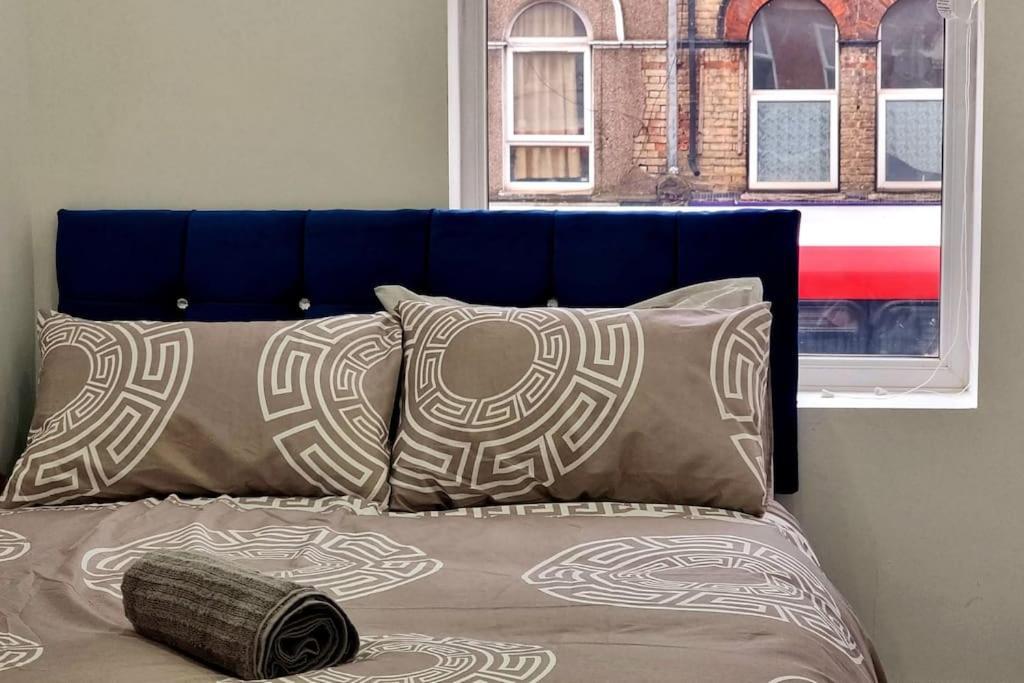 2 Bed Cosy Flat Close To Bus & Tube Station