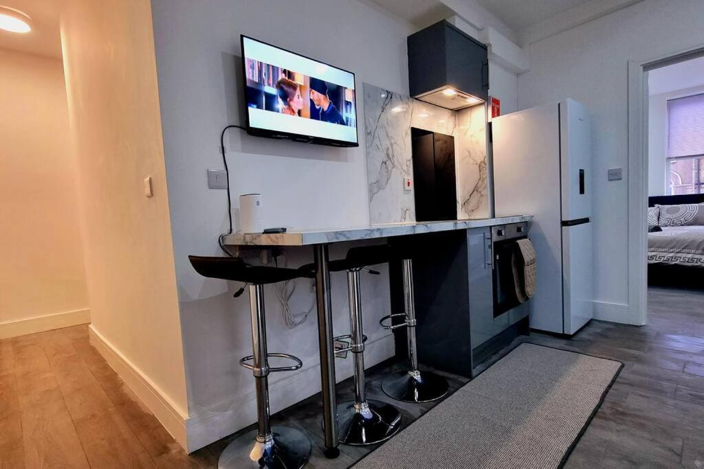 2 Bed Cosy Flat Close To Bus & Tube Station Appartement *