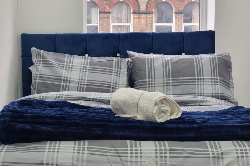 2 Bed Cosy Flat Close To Bus & Tube Station * Londen