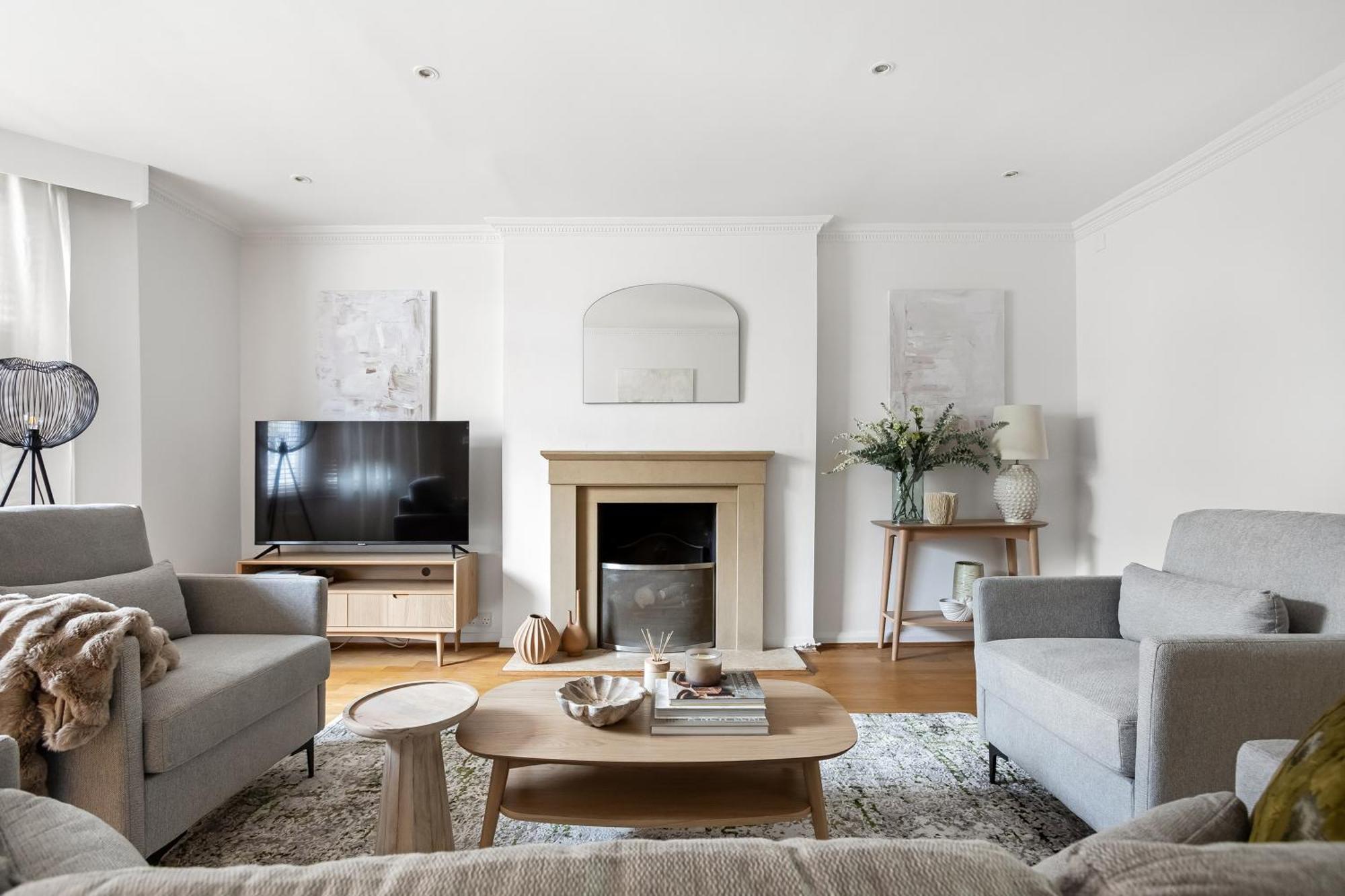 Stylish 2 Bed 2 Bath - Private Garden Appartement *