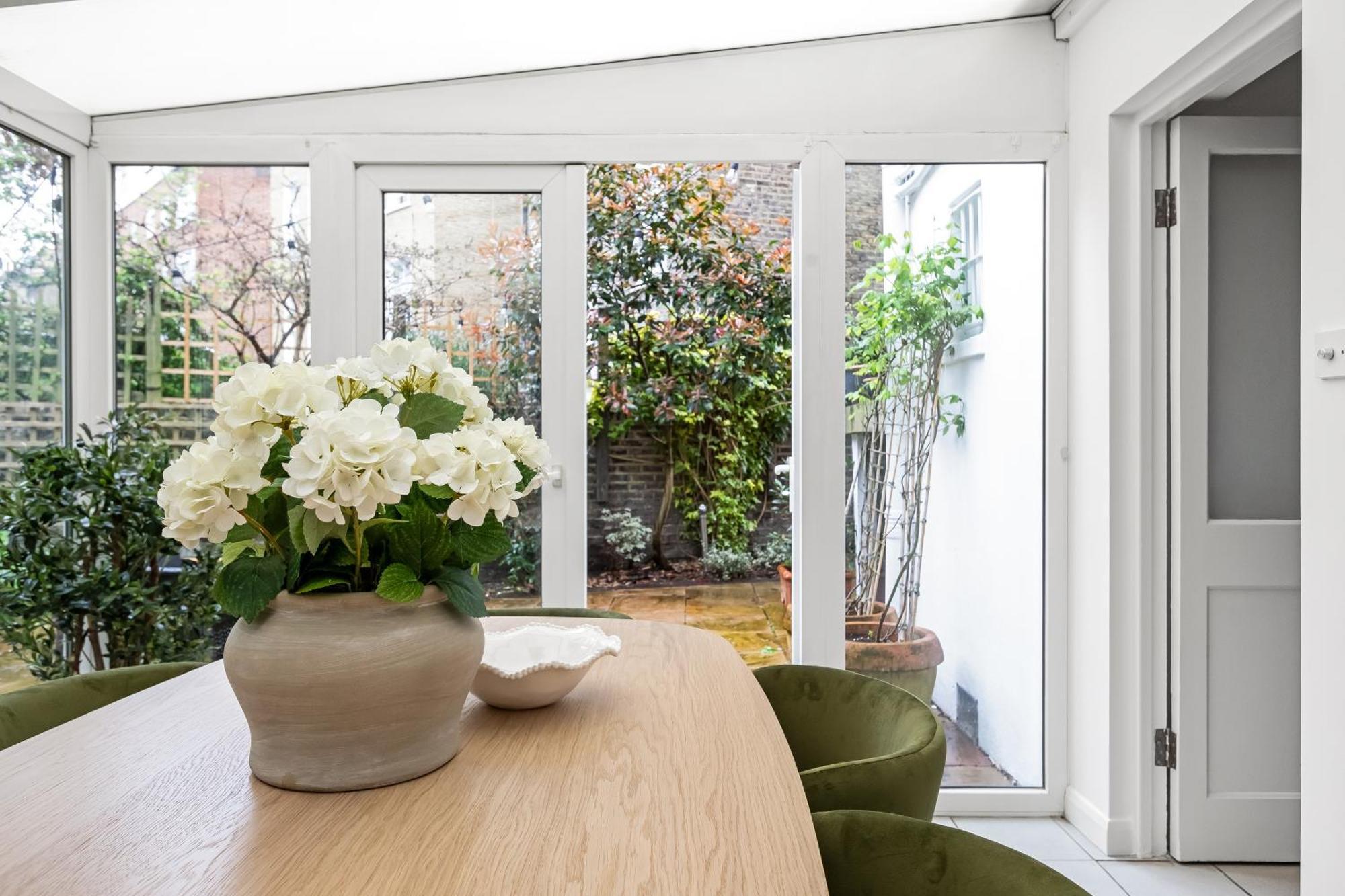 Stylish 2 Bed 2 Bath - Private Garden Appartement *