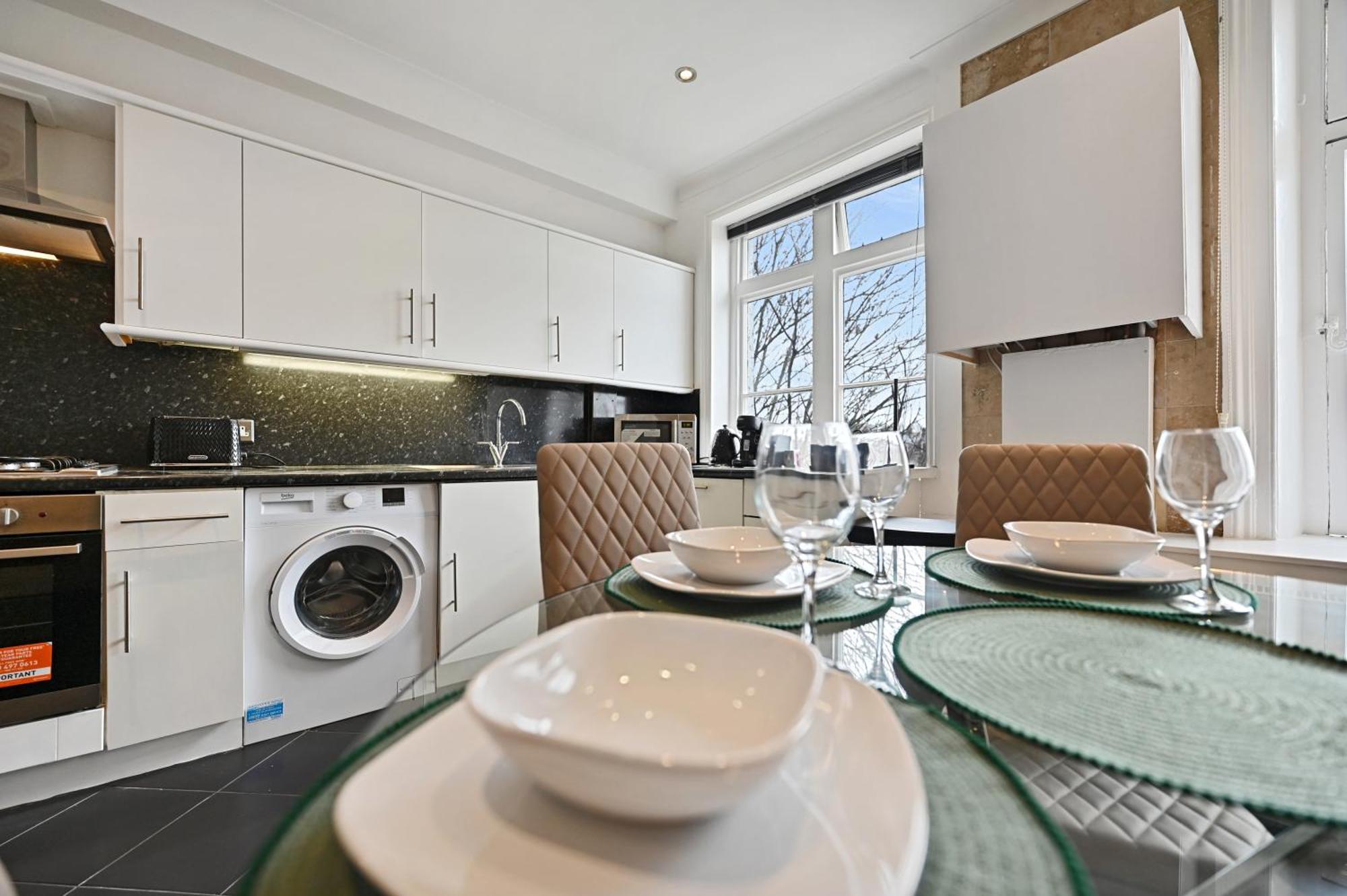 Beautiful 2 King Size Beds 2 Bath- Sleeps 5 In Earls Court London
