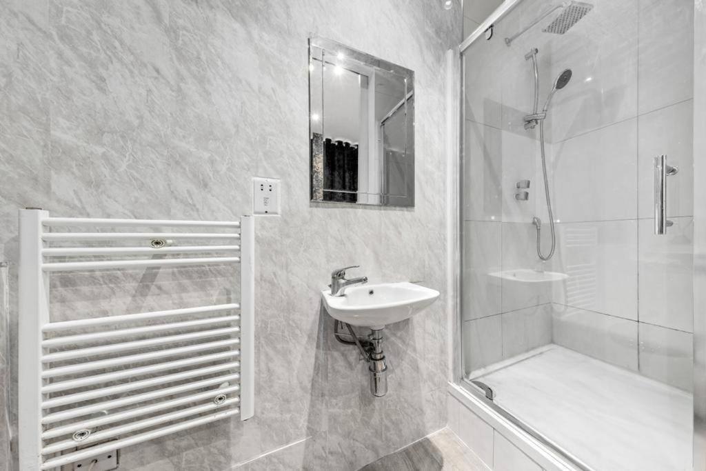 Two Bedroom Flat Right Opposite To Harrods Kb15 Leilighet *