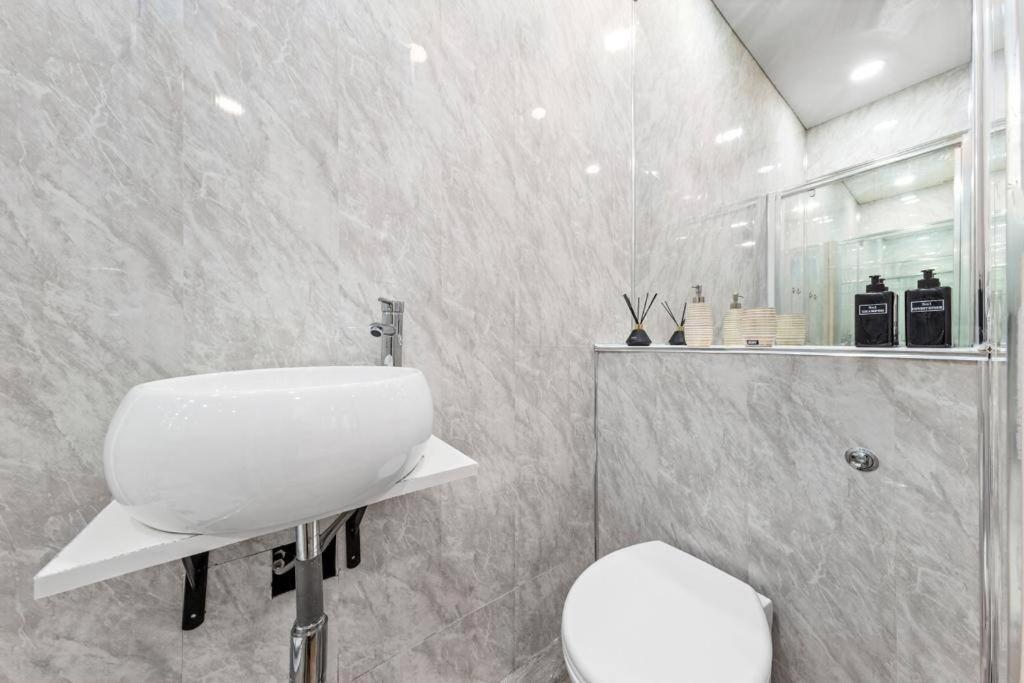 Two Bedroom Flat Right Opposite To Harrods Kb15 Leilighet