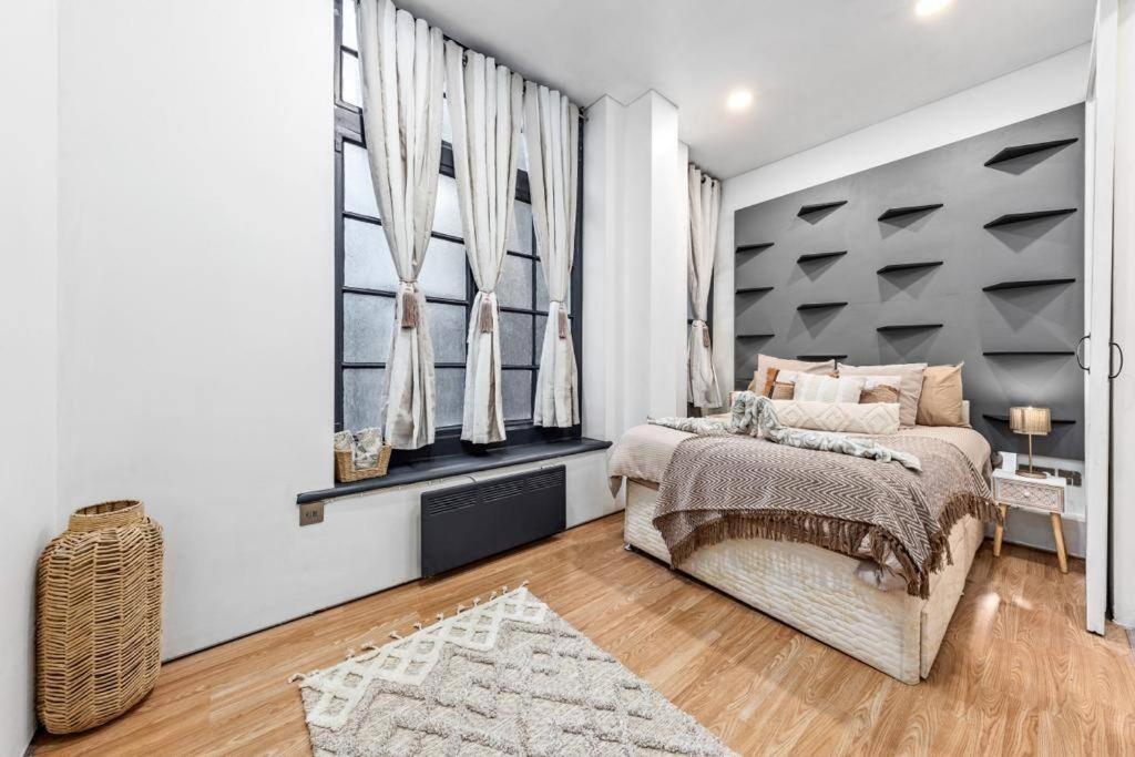 Two Bedroom Flat Right Opposite To Harrods Kb15 * London