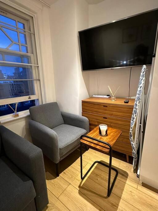 Piccadilly Living 1 Bedroom Flat In Vr11 *