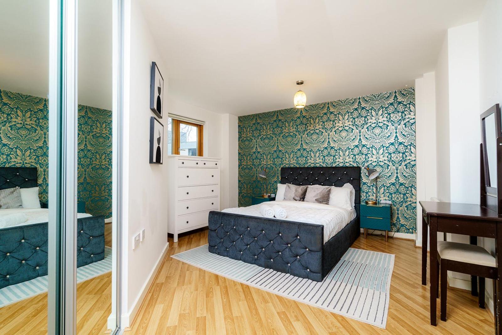 Modern Two Bedroom Two Bath Opp Tube Station *