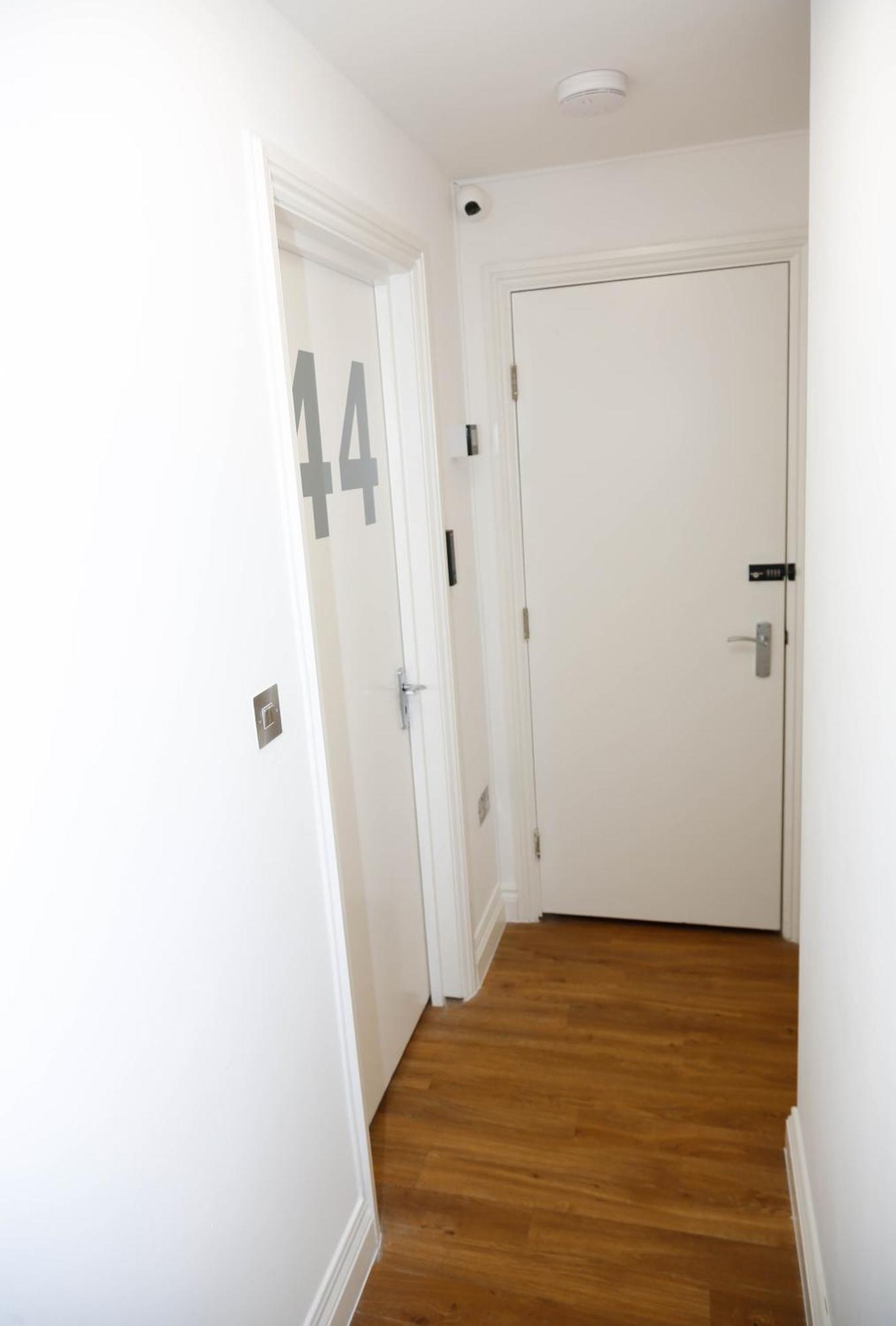 Privatunterkunft New Luxury In The Heart Of Next To Shops, Cafes, Bars & Metro With Shared Bathrooms London