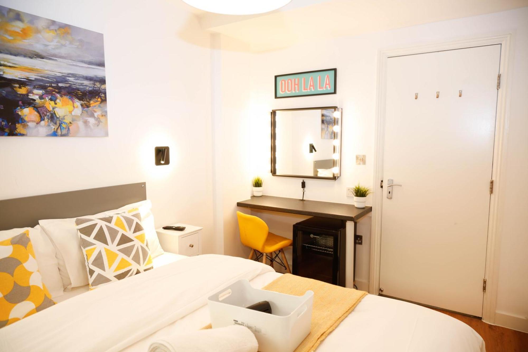 New Luxury In The Heart Of Next To Shops, Cafes, Bars & Metro With Shared Bathrooms Privatunterkunft London