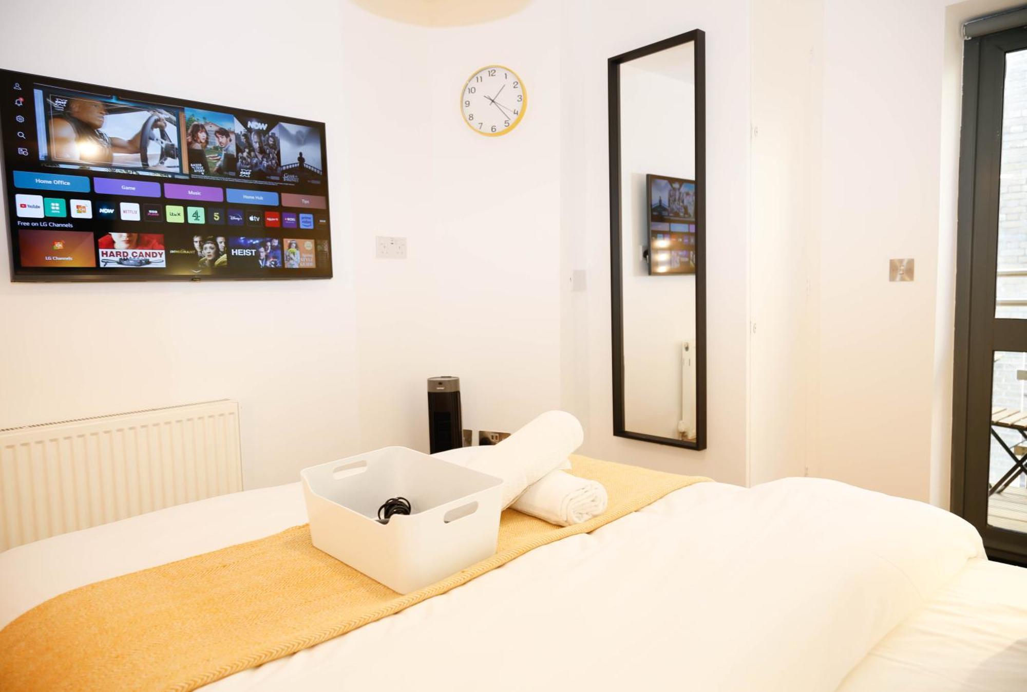 New Luxury In The Heart Of Next To Shops, Cafes, Bars & Metro With Shared Bathrooms London