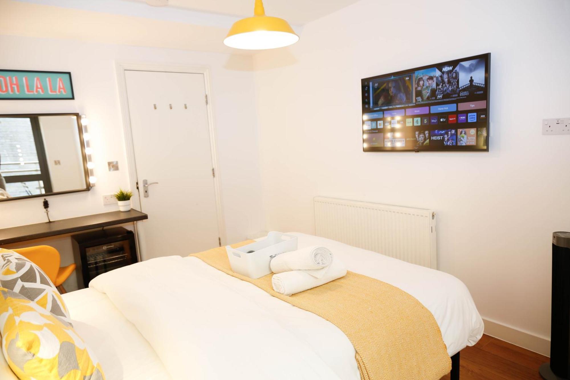 Privatunterkunft New Luxury In The Heart Of Next To Shops, Cafes, Bars & Metro With Shared Bathrooms