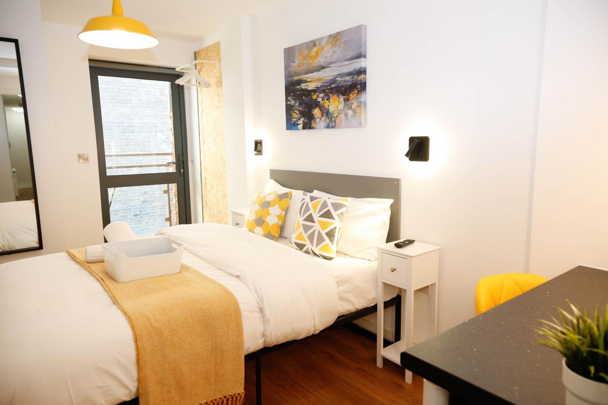 New Luxury In The Heart Of Next To Shops, Cafes, Bars & Metro With Shared Bathrooms Privatunterkunft *