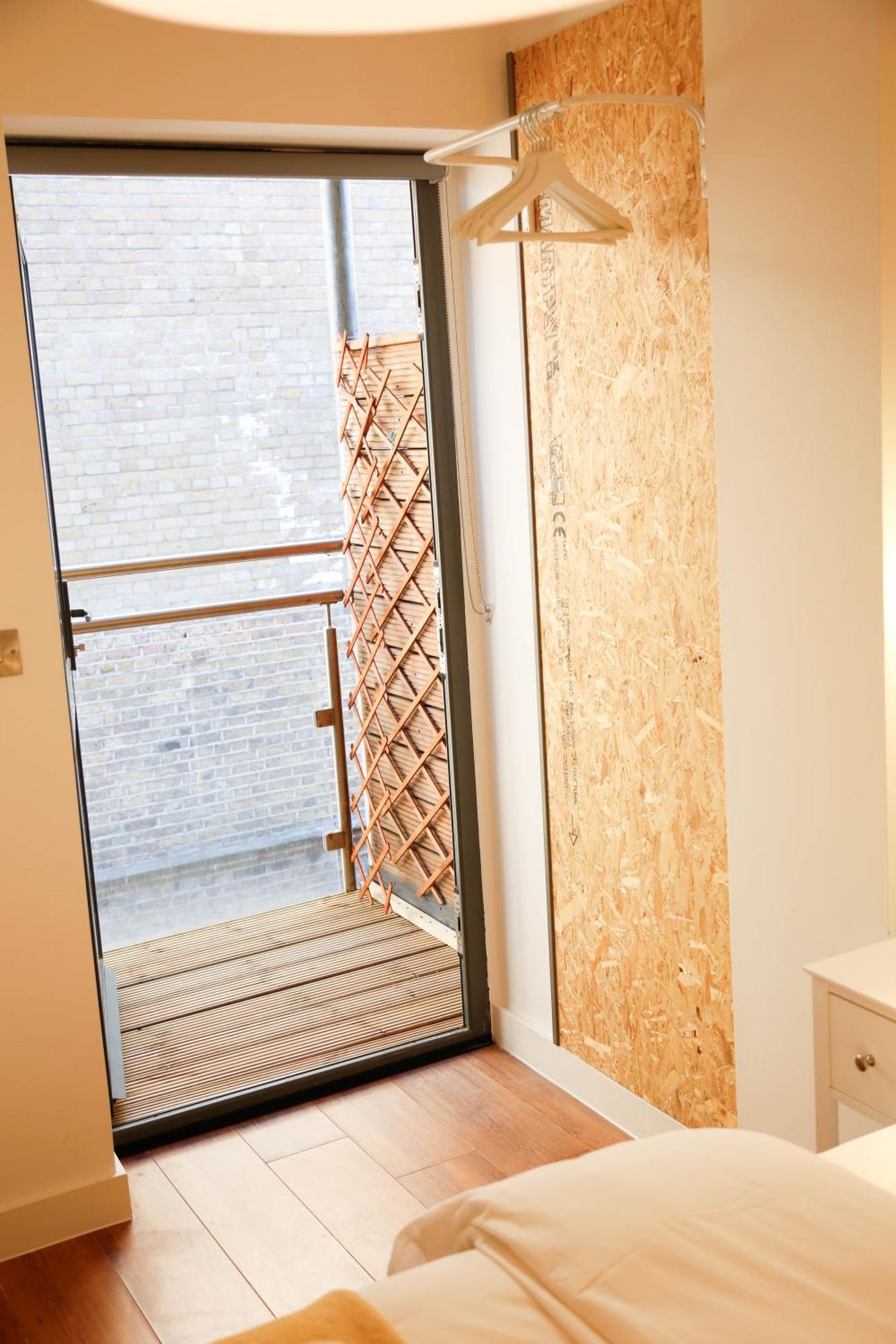 New Luxury In The Heart Of Next To Shops, Cafes, Bars & Metro With Shared Bathrooms Privatunterkunft *