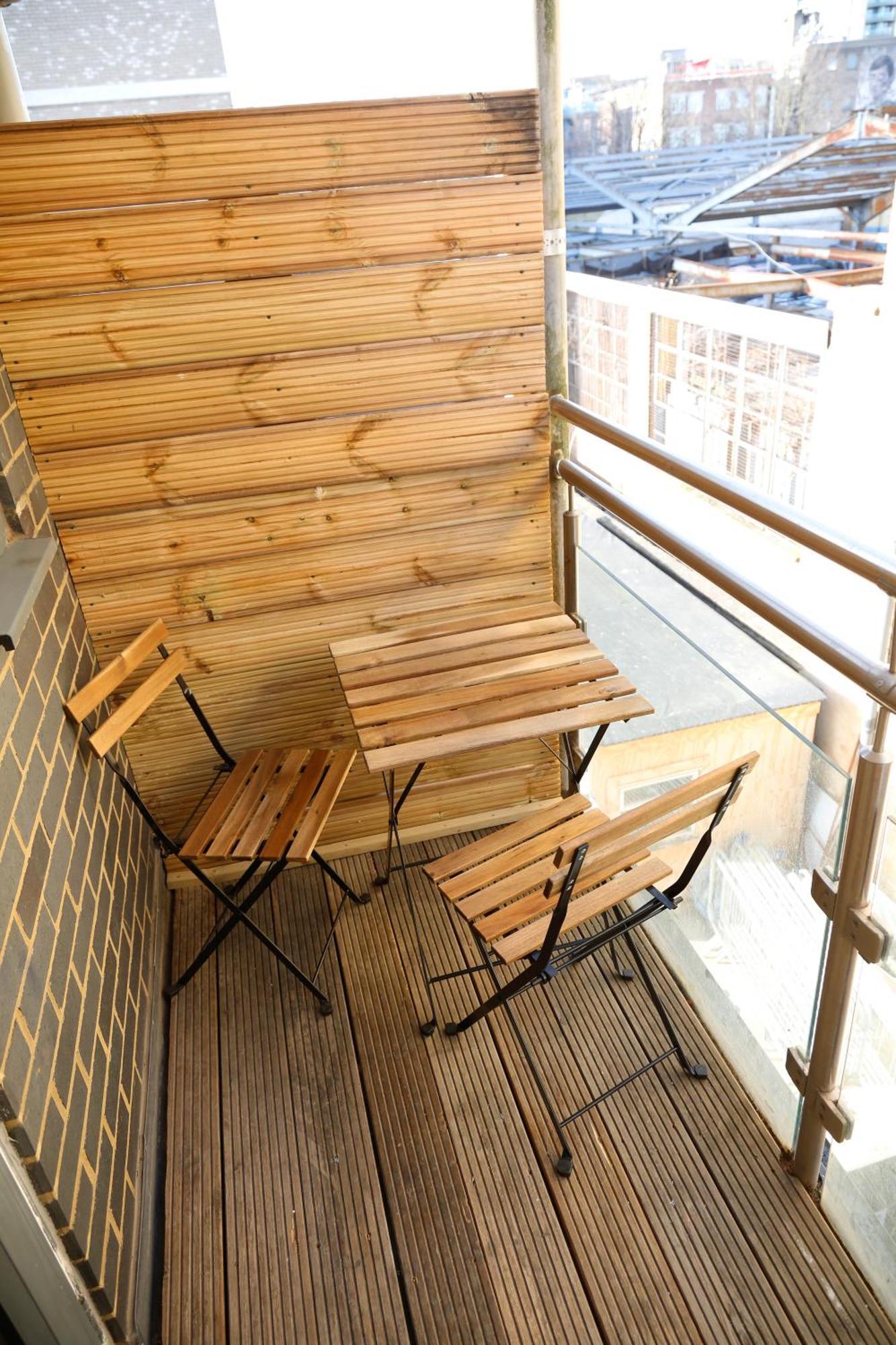 New Luxury In The Heart Of Next To Shops, Cafes, Bars & Metro With Shared Bathrooms