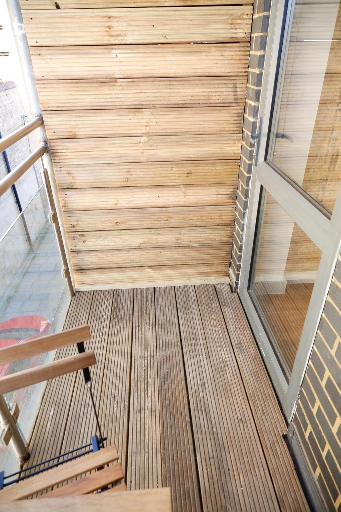 Privatunterkunft New Luxury In The Heart Of Next To Shops, Cafes, Bars & Metro With Shared Bathrooms *