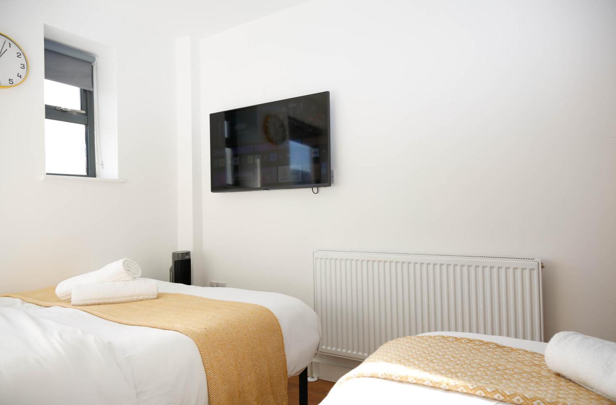 New Luxury In The Heart Of Next To Shops, Cafes, Bars & Metro With Shared Bathrooms Privatunterkunft *