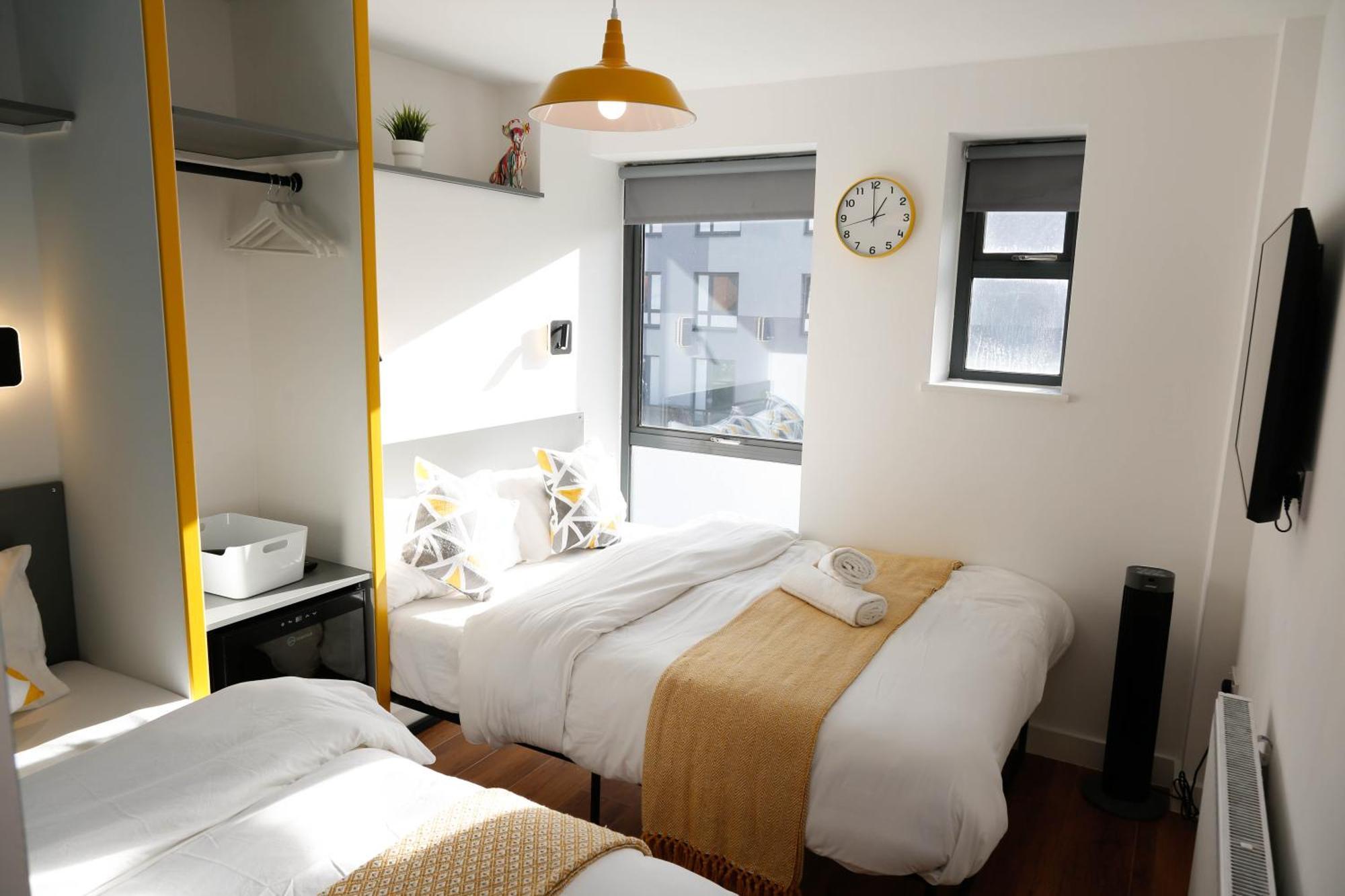 Privatunterkunft New Luxury In The Heart Of Next To Shops, Cafes, Bars & Metro With Shared Bathrooms London