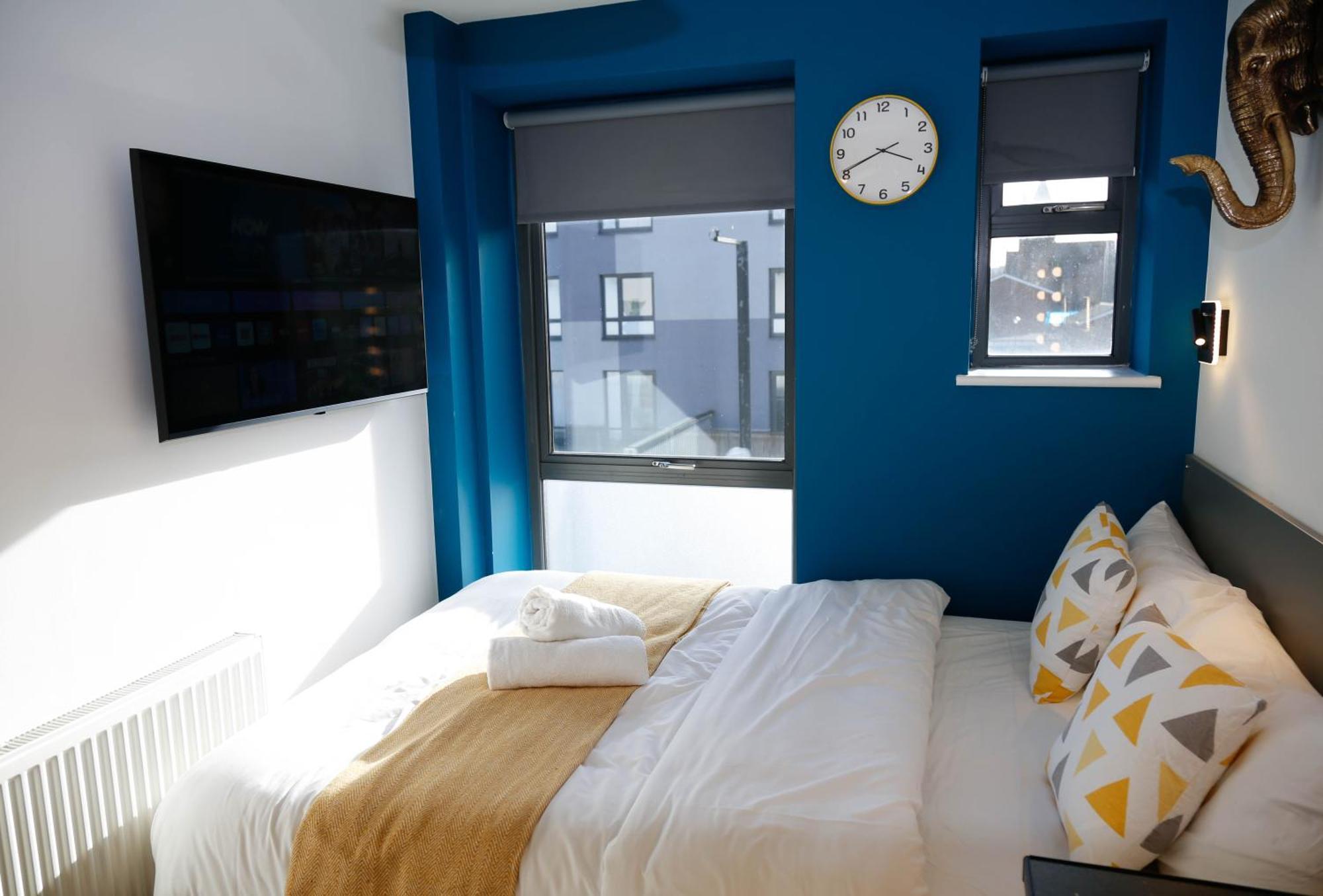 New Luxury In The Heart Of Next To Shops, Cafes, Bars & Metro With Shared Bathrooms Privatunterkunft London