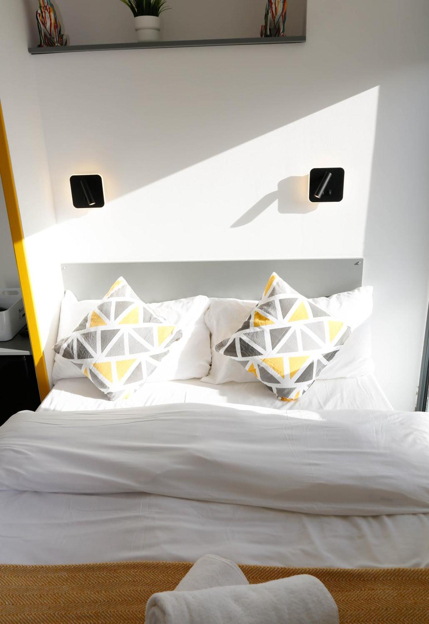Privatunterkunft New Luxury In The Heart Of Next To Shops, Cafes, Bars & Metro With Shared Bathrooms London