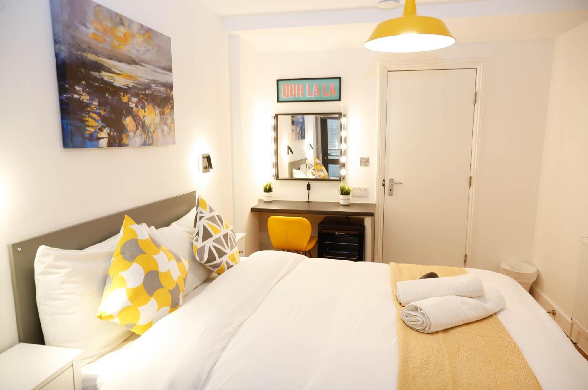 New Luxury In The Heart Of Next To Shops, Cafes, Bars & Metro With Shared Bathrooms London